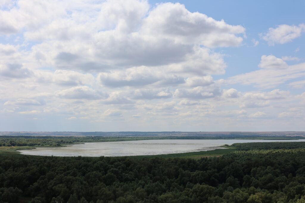 Lacul Beleu, admirat de la punctul de belvedere din satul Slobozia Mare