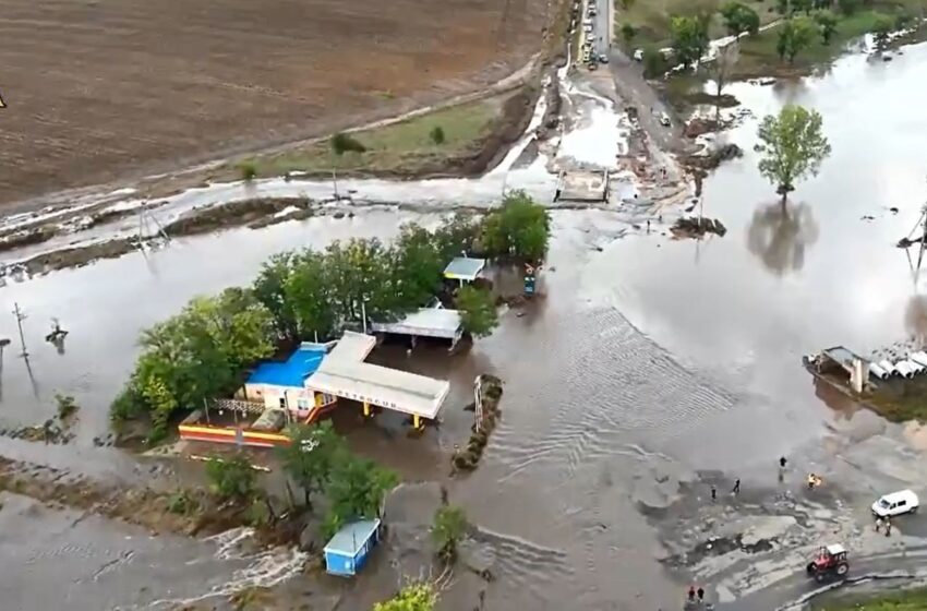  (FOTO) Pagube enorme și greu de recuperat provocate de ploi: Solurile fertile sunt spălate de șuvoaiele de apă, în lipsa fâșiilor forestiere de protecție