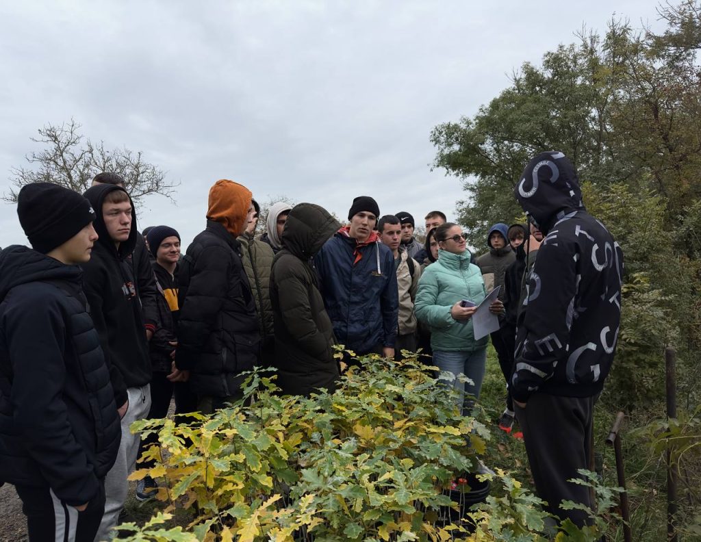 A fost prima experiență pentru studenții de la Colegiul de Ecologie de a planta puieți cu rădăcină protejată.