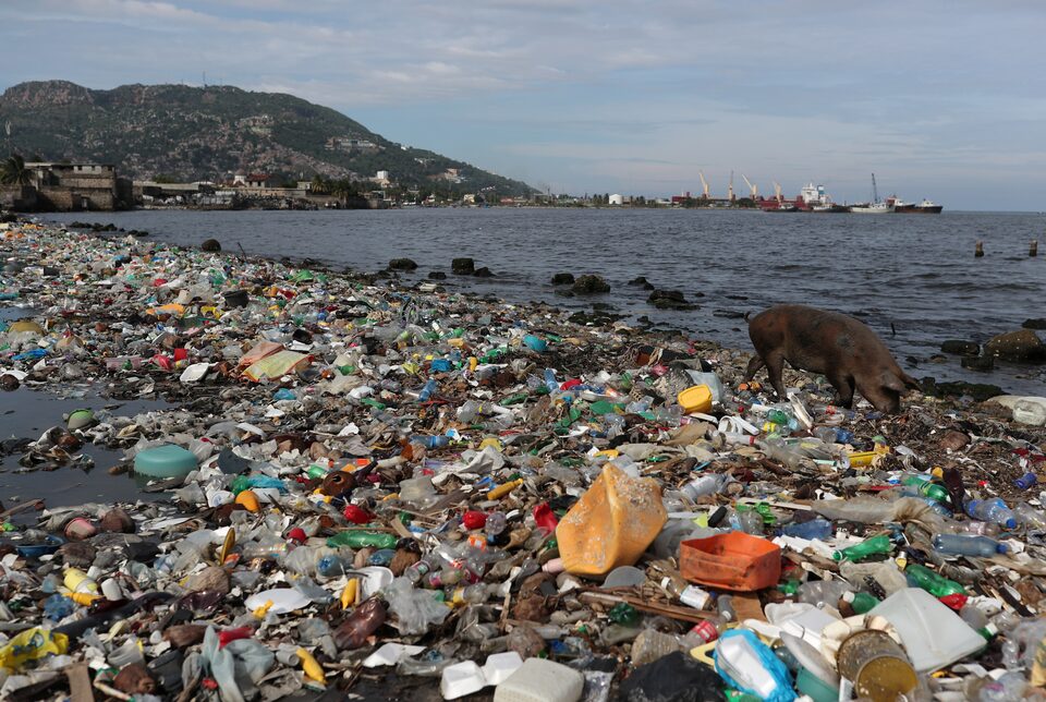 Plastic și alte resturi sunt văzute pe țărmul plajei Cap Haitian, în Cap Haitian, Haiti 9 octombrie 2018. REUTERS/Ricardo Rojas 