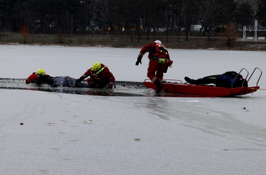  Cum intervin salvatorii când gheața cedează: exercițiu IGSU pentru pescari