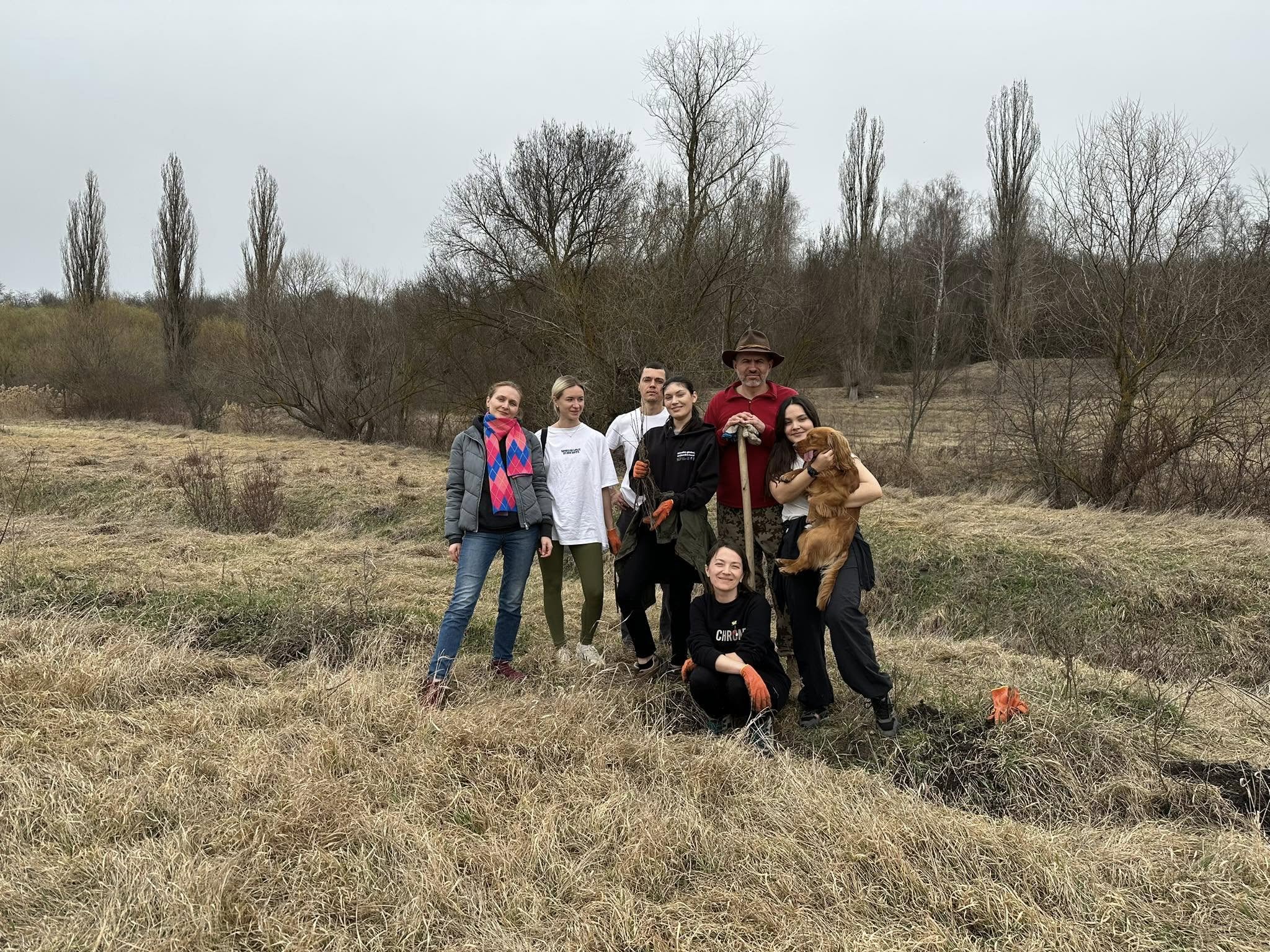 Echipa Ecopresa la acțiunea de plantare din satul Hîrtop, raionul Cimișlia. Foto: Ecopresa