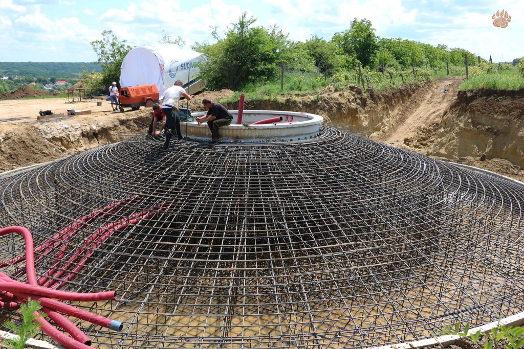 Din procesul de instalare a turbinei eoliene în satul Drăgușenii Noi