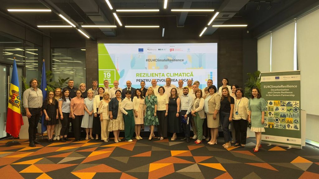 Foto de grup cu participanții la conferința națională „Reziliență climatică pentru dezvoltare locală”, desfășurată pe 19 iunie. Foto: Ludmila Hițuc