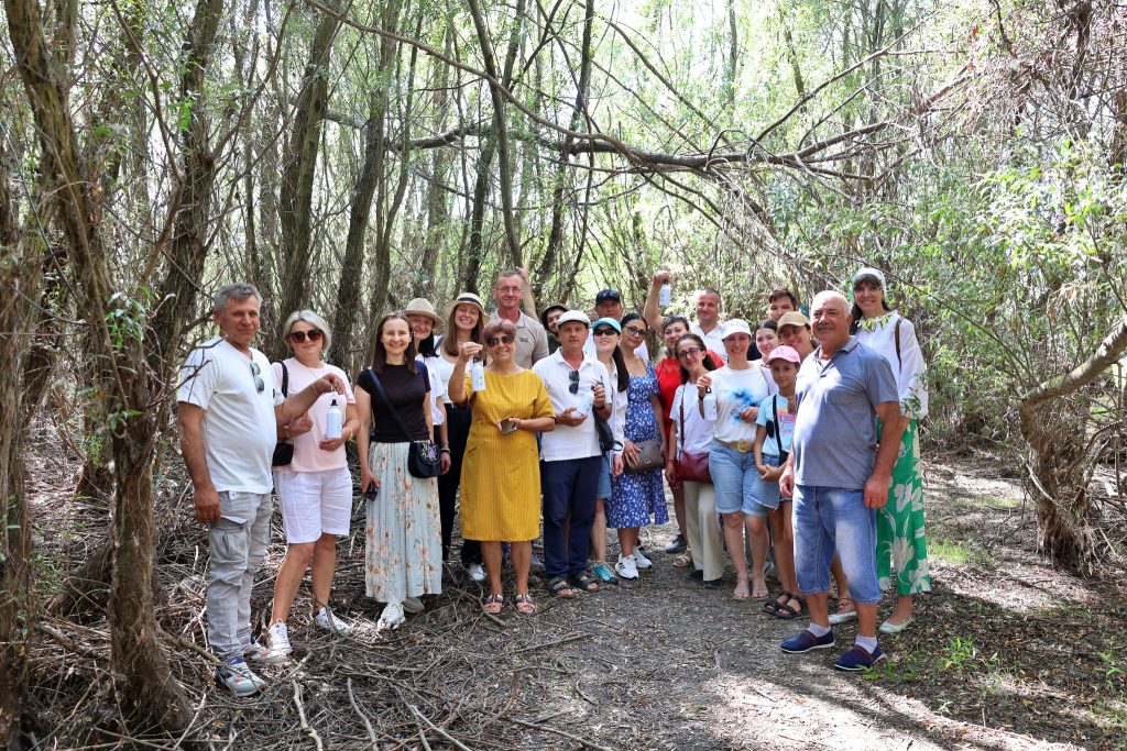 Fotografie de grup cu participanții la turul ghidat în Rezervația Naturală „Prutul de Jos”