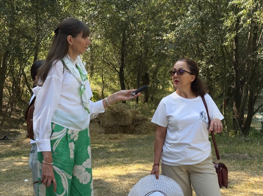Livia Guțu oferă un pentru colegii de la Radio Moldova