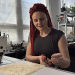 Modă care nu poluează: o designeră din Chișinău transformă algele în piese vestimentare biodegradabile