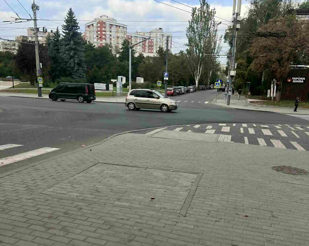 Locul unde a fost un copac este acum acoperit cu pavaj. Foto: Petru Vinari