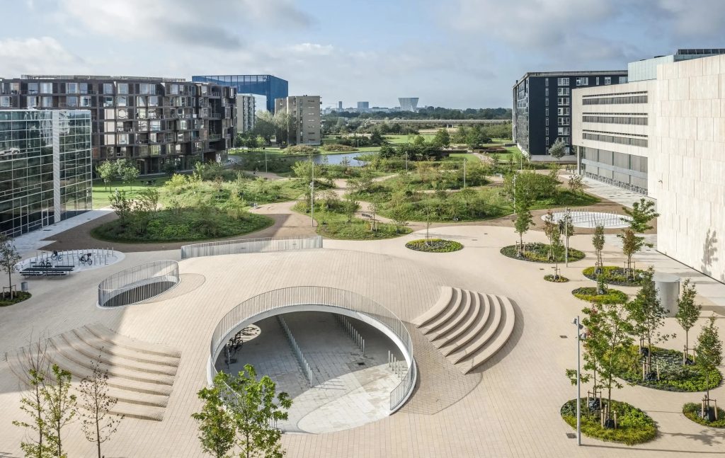 Piața Karen Blixen de la Universitatea din Copenhaga are adăposturi pentru biciclete și grădini amenajate special pentru a reține apa.