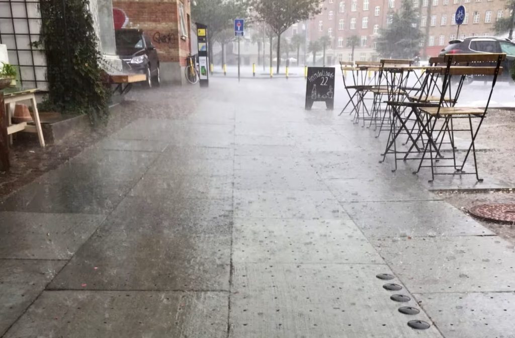 Țiglă perforată care permite apei de ploaie să se infiltreze în sol, instalată în Copenhaga. Sursa: Financial Times