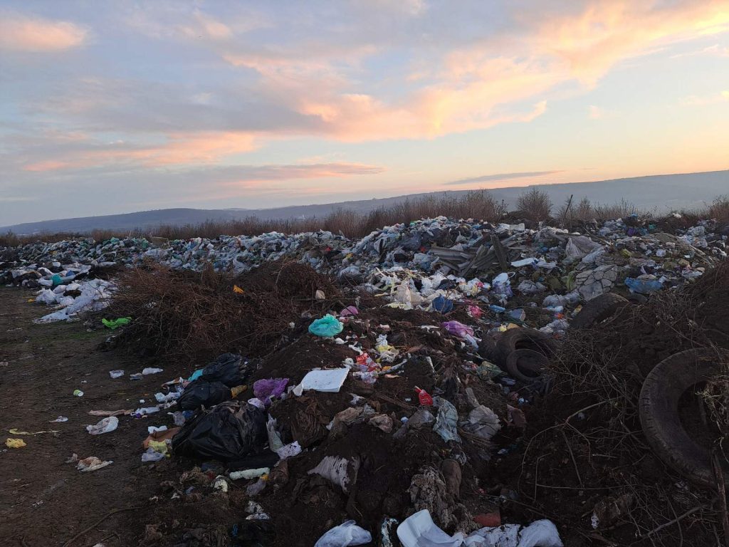 Gunoiștea amplasată în satul Romănești. Foto: Eugenia Maros