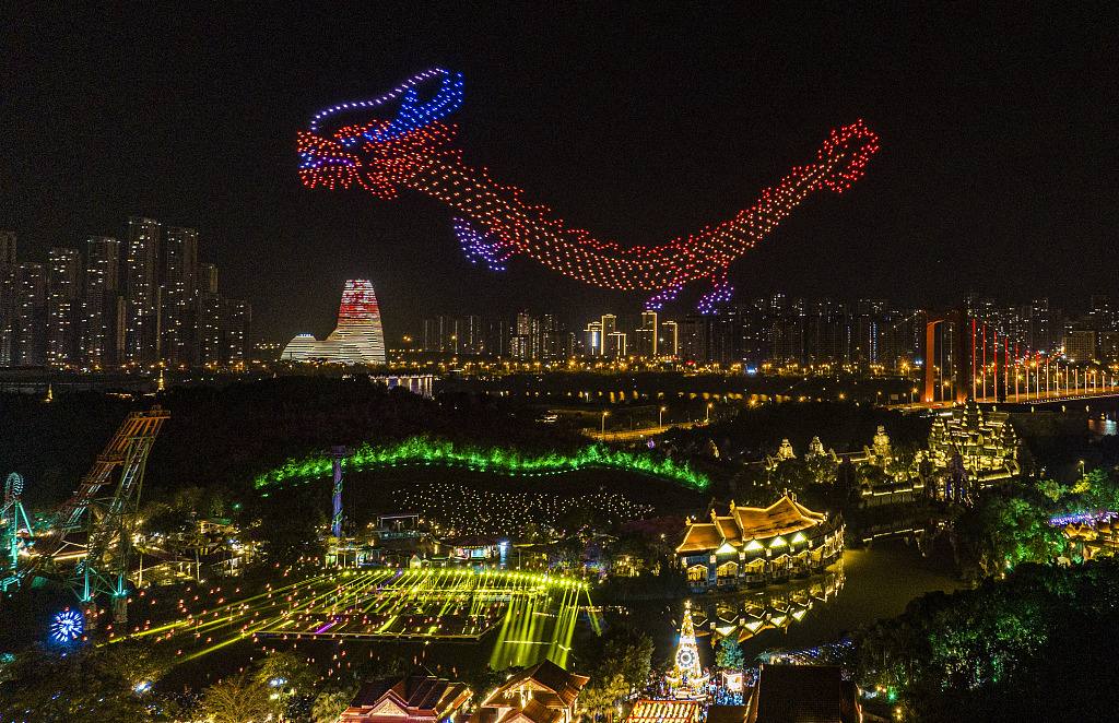 Peste 2.000 de drone au format o matrice în formă de dragon chinezesc pe cerul nopții din Nanning, Guangxi, 12 februarie 2024. /CFP