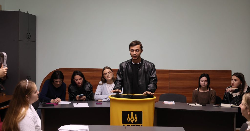 Dumitru Paniș la una din dezbaterile desfășurate