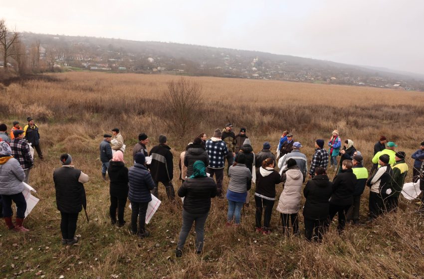  Mobilizare comunitară în trei sate din Telenești: localnicii au salubrizat malurile fostului iaz Molovateț