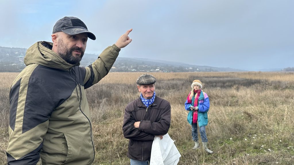 Aurel Lozan le explică participanților de ce apa nu va mai reveni în fostul iaz Molovateț