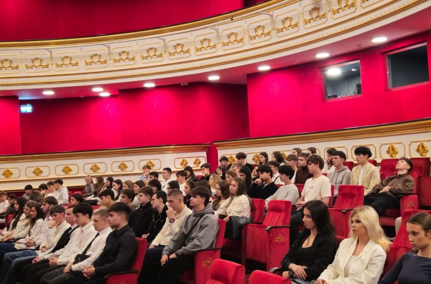  100 de tineri din Bălți și Botoșani au fost celebrați la ceremonia finală „Green Days”, organizată pe scena Teatrului Municipal ”Mihai Eminescu” din Botoșani 
