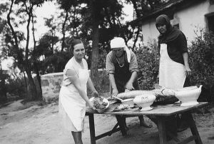 Foto: Femei din satul Dubăsarii Vechi (Criuleni) în anii interbelici curăță un nisetru pescuit în Nistru