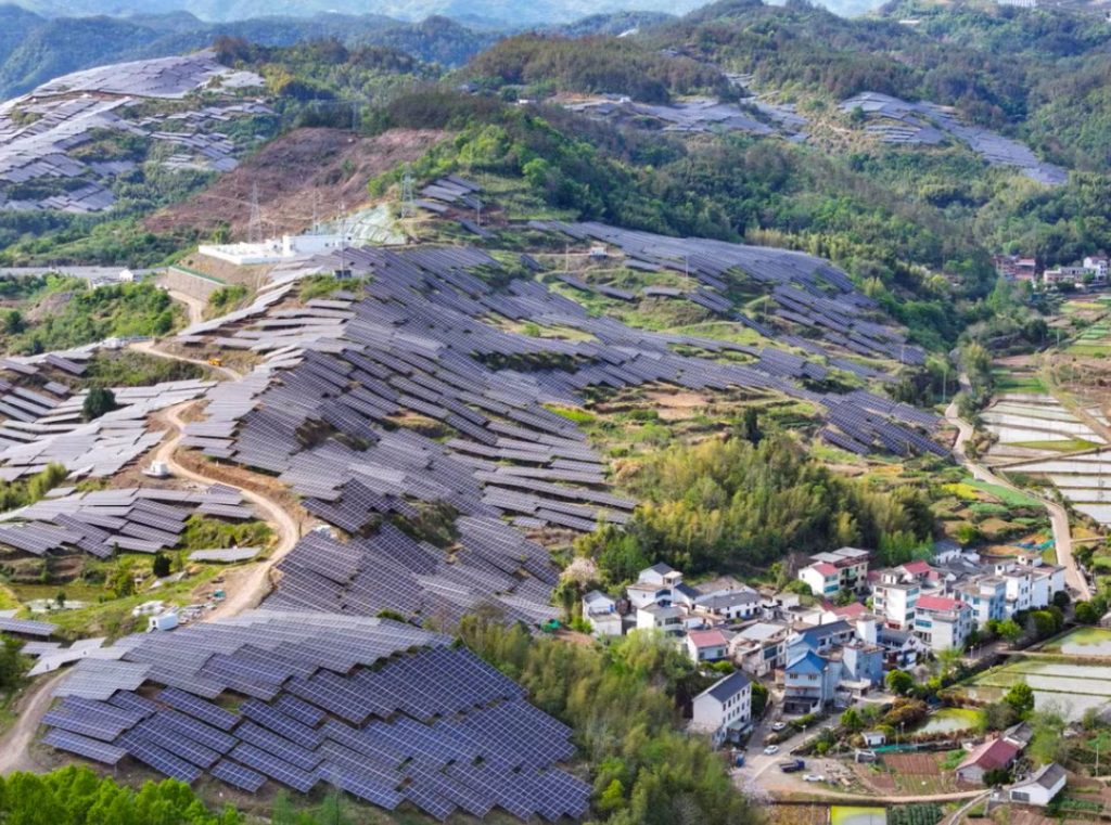Mai multe dealuri acoperite cu peste 60.000 de panouri fotovoltaice în Jinhua, provincia Zhejiang, China, pe 11 aprilie 2025. Sursa foto:BESTIMAGE