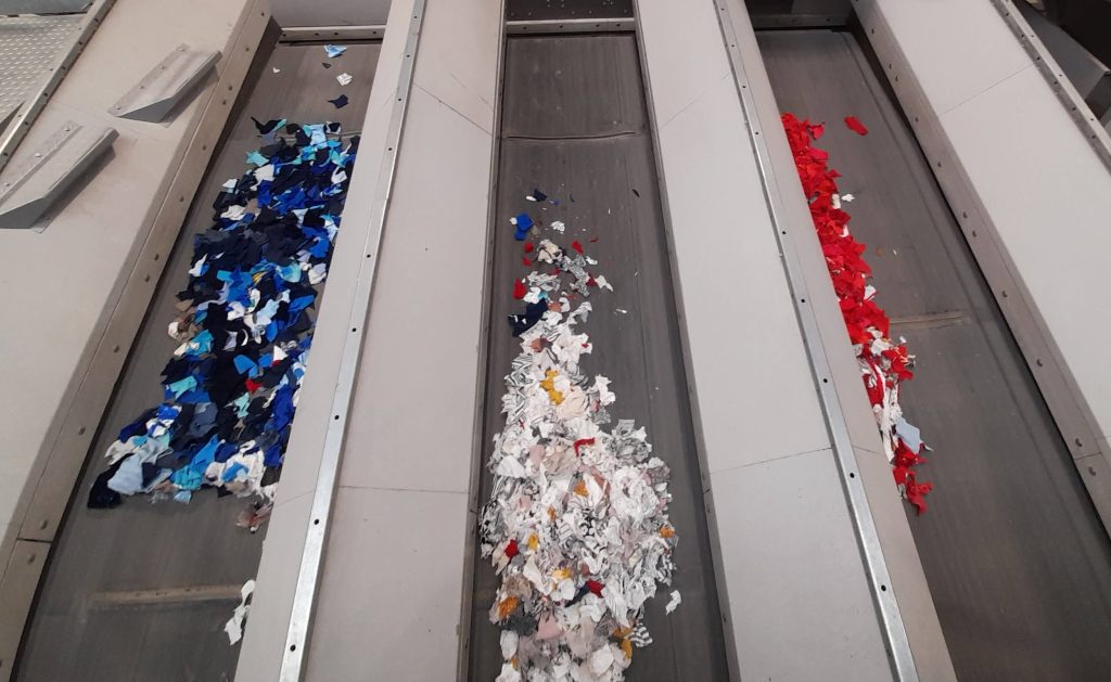 Pe lângă țesături creative și tehnice, o companie franceză a co-fondat o linie automată de sortare a hainelor uzate. Sursa foto: la-frenchtouch.fr