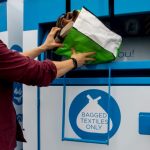 Hainele vechi nu vor mai ajunge la gunoi: Republica Moldova va avea centre de colectare a deșeurilor textile