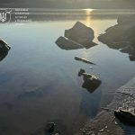 Deversarea de substanță petrolieră continuă în Nistru. Autoritățile recomandă sistarea temporară a consumului de apă în Naslavcea