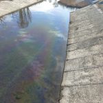 Pete de ulei pe râul Bîc. Autoritățile investighează