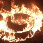 Amenzi de până la 40.000 de lei pentru arderea anvelopelor în noaptea de Paști. Controale intensificate în toată țara