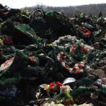 Tradiție sau poluare? Problema coroanelor din plastic din cimitire