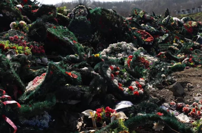  Tradiție sau poluare? Problema coroanelor din plastic din cimitire