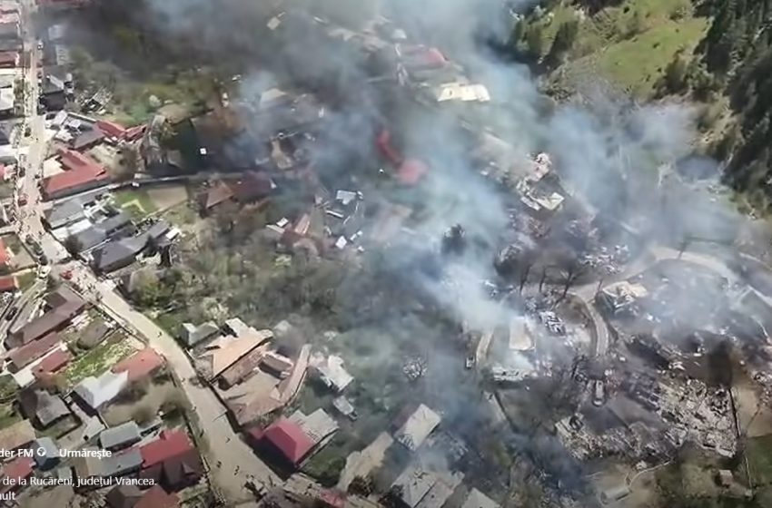  Un foc de vegetație scăpat de sub control a afectat 32 de gospodării în Vrancea