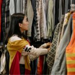 Unde trecutul prinde un nou contur: De ce tinerii aleg haine la mâna a doua