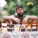 „O linguriță de miere este viața unei albine”. Povestea unui apicultor care trăiește în ritmul naturii