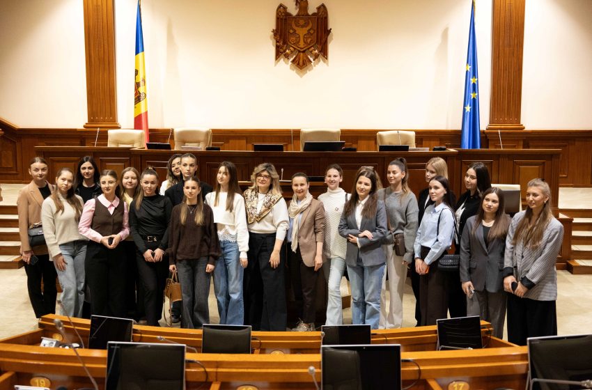  Studenții la Cursul de Jurnalism, de Mediu, față în față cu Parlamentul