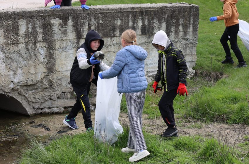  Trei sate din Telenești s-au mobilizat într-o amplă acțiune de salubrizare: peste 200 de participanți au curățat spațiile publice