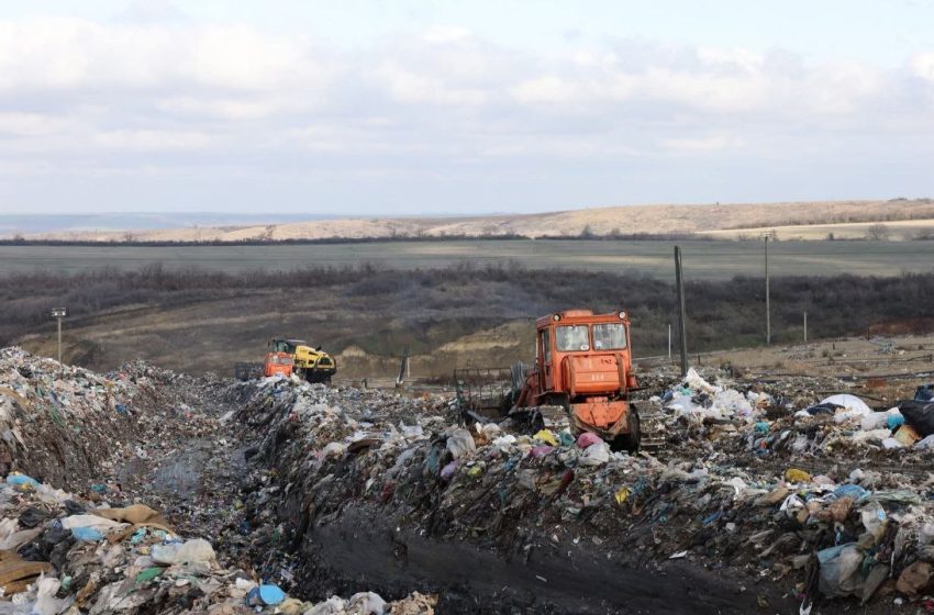  Peste 80.000 de oameni riscă să rămână fără servicii de salubrizare. Mai multe primării cer autorizarea de urgență a unui depozit de deșeuri
