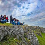 Elevii din Terebna descoperă „La Castel”: lecție de natură, geologie și istorie în inima toltrelor Racovățului