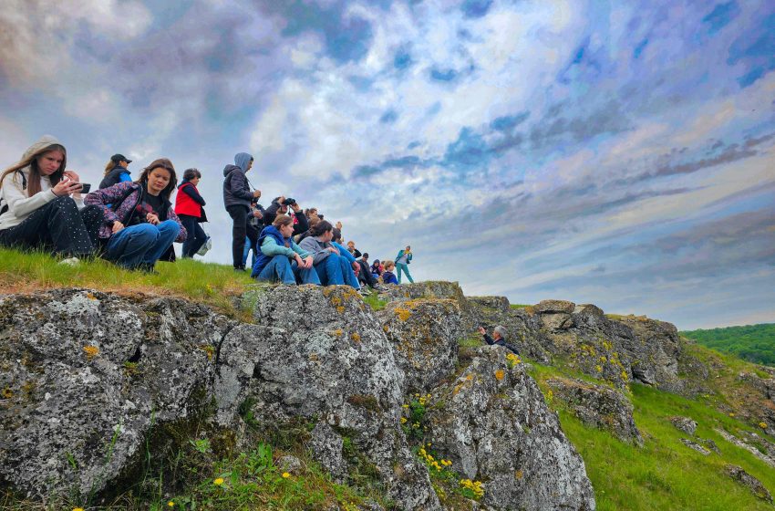  Elevii din Terebna descoperă „La Castel”: lecție de natură, geologie și istorie în inima toltrelor Racovățului 