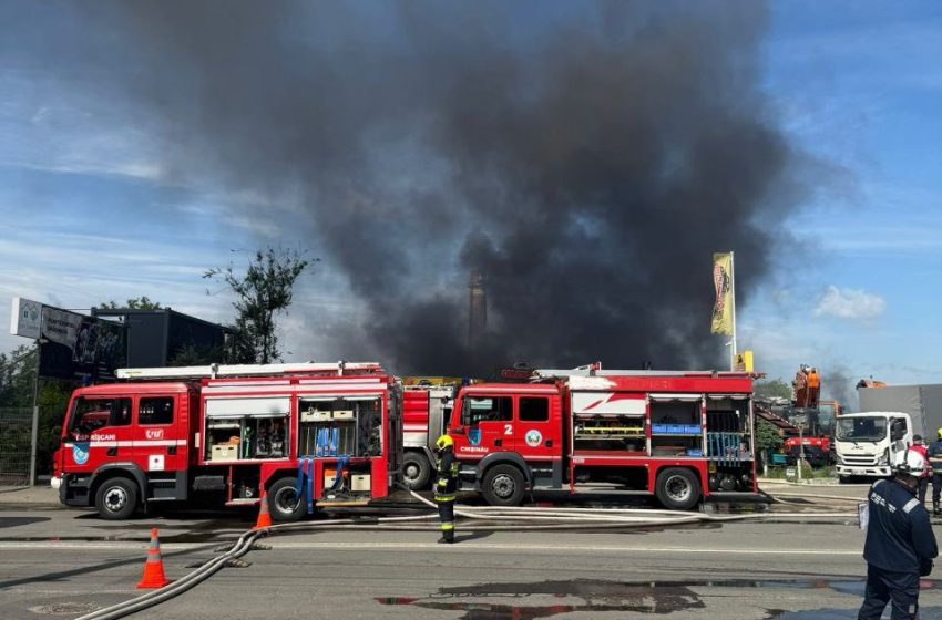  Aproximativ 1.000 m² afectați într-un incendiu izbucnit la un depozit de anvelope din Chișinău 