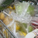 Cât plastic cumpărăm odată cu produsele? Participă la primul audit al supermarketurilor în Republica Moldova