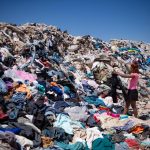 Hainele nevândute nu vor mai putea fi distruse. UE interzice eliminarea stocurilor textile de către marile companii