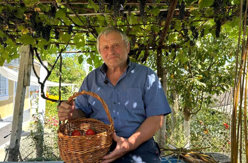  „Dacă tineretul o să se ocupe, n-a să mai dispară”. Povestea lui nea Gheorghe Oprea, meșterul din Lozova care împletește coșuri din lozie