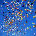 Baloanele de 1 septembrie pot elibera mii de particule de microplastic. Ministerul Mediului îndeamnă școlile să renunțe la ele