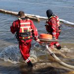 Ultimele baraje absorbante instalate pe Nistru după poluarea cu produse petroliere au fost demontate