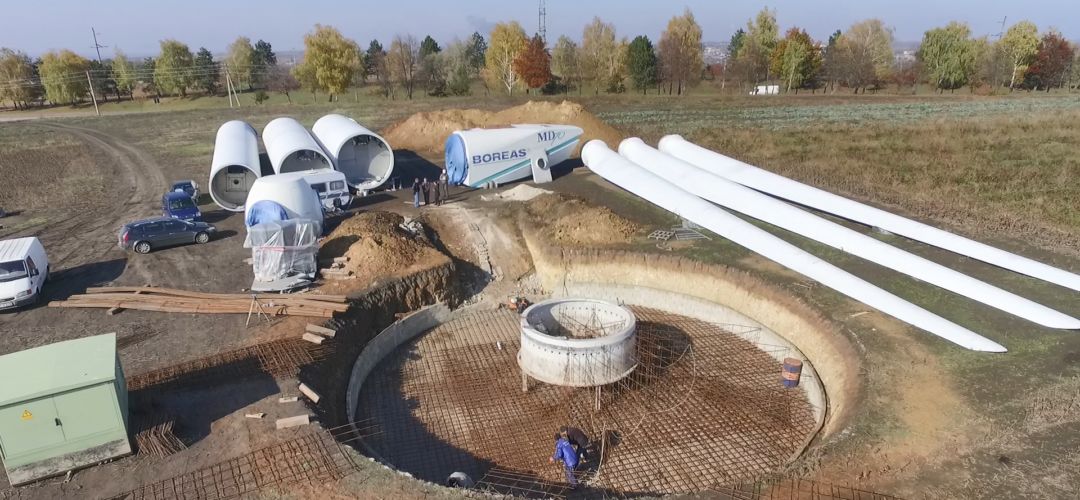 Ca într-un puzzle, piesele viitoarei turbine așteaptă să devină un tot întreg