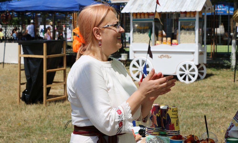 Dorina Onici, promotoare a piersicului la Tudora, Ștefan Vodă
Foto: Dinu Rusu