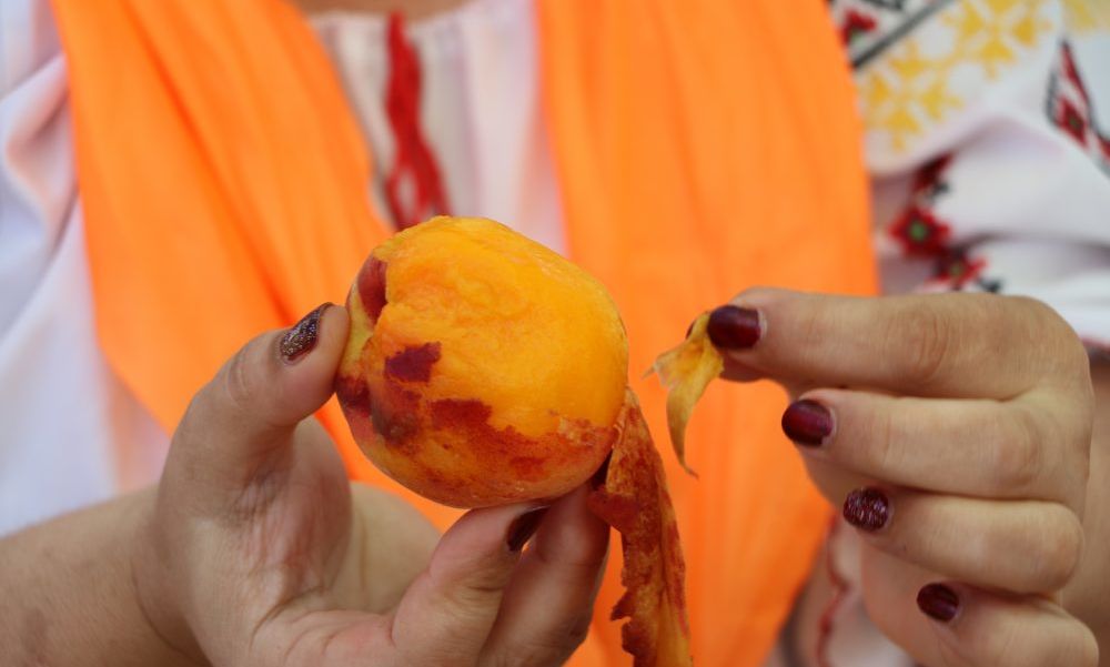 Înainte de a fi consumat, piersicul este decojit