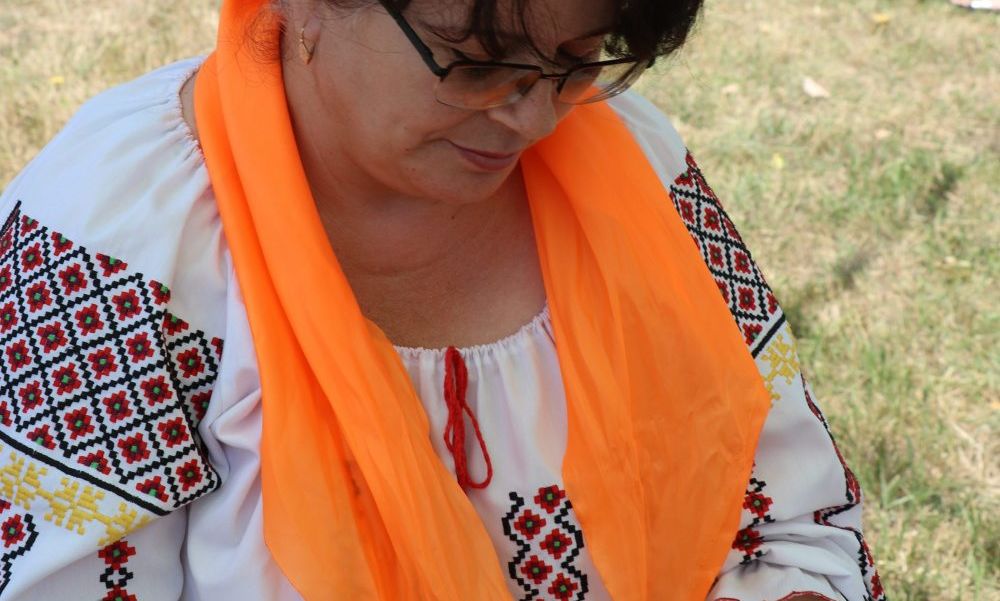 Înainte de a fi consumat, piersicul este decojit